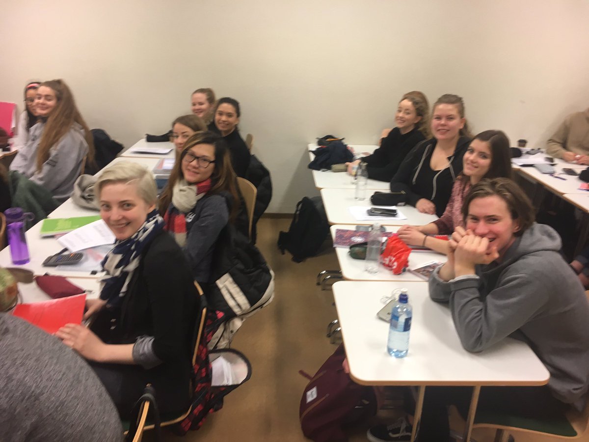 Fyrsti dagurinn sem allir mæta í 5. T og Steinþór stærðfræðikennari tók myndir í tilefni af því