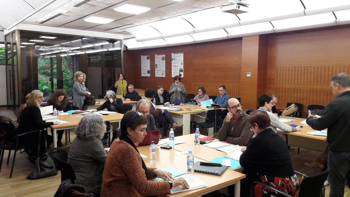 marc_beltran's tweet photo. Reunió coordinadors DG i CRPs x compartir significats i coordinar sessions  @xarxaCb aprenem entre iguals. Aprenem fent i prenent decisions https://t.co/vi7D4u75LT