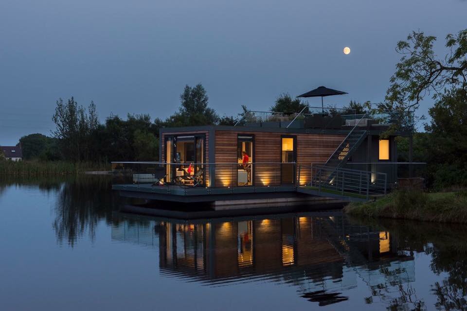 CarrollsGlass's tweet photo. Stunning new boathouse now available from @bluefieldboats  Windows &amp; doors from @CarrollsGlass  using Sapa profiles @SapaBldgSystem https://t.co/rqamTU5qMn