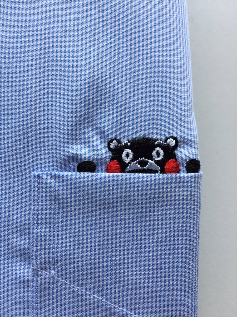 シャリバリメンズ 人吉シャツ販売店 大人気 くまモン人吉シャツ 国産最高品質のシャツメーカー Hitoyoshi とのコラボ商品 ポケットから顔をだすくまモンがキュートです 4 900 税 ご購入は人吉シャツ通販サイトからhttps T Co Klq2xnj3lm