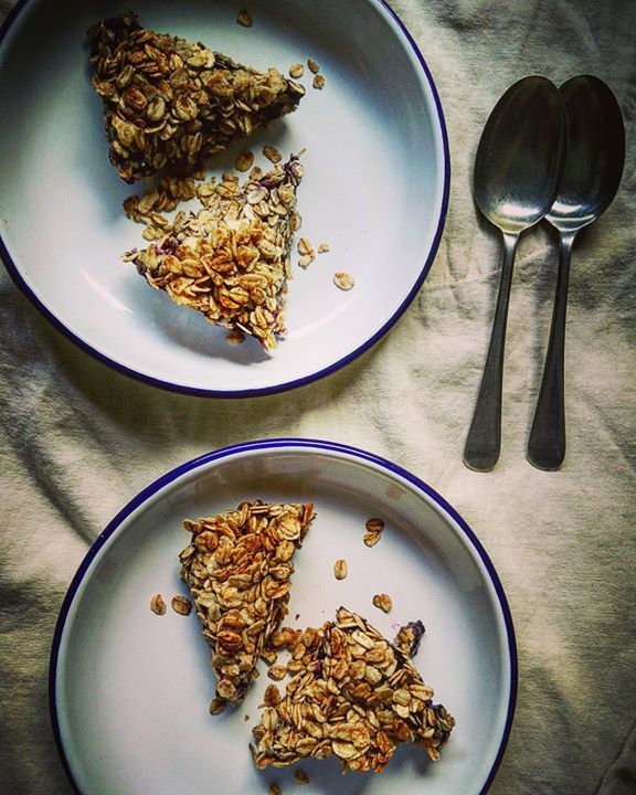 Mon_Petit_Cafe's tweet photo. Breakfast alternative to porridge ... crumbly blueberry slices @deliciouslyella @the_mae_d… https://t.co/YZlB6oeEt2 https://t.co/egw1zFnkot