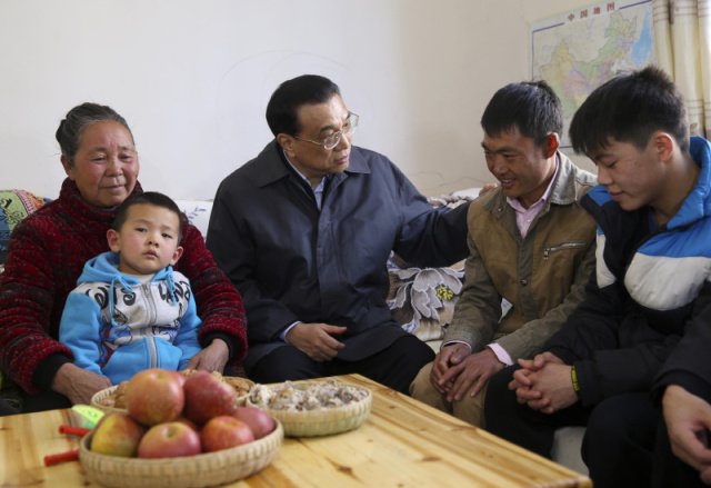 CGTNRadio's tweet image. #StateCouncil pledged to press ahead with addressing wage arrears for #migrantworkers to safeguard their rights. bit.ly/2kx2ecm