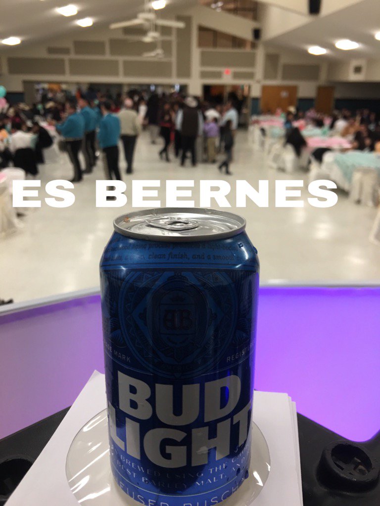 jesselechuga's tweet photo. Es beernes de disfrutar unas latas #azulitas quien dijo yo? Así somos los #TrueMexiCans #budlight https://t.co/GzwXzJwQLL