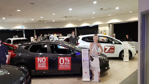 motiv8_training's tweet photo. Our trainer @Dewsports supporting Startin Kia with their in-dealership launch of the All-New #KiaRio #trainingprofs #eventprofs #starstruck https://t.co/PU67BO6JLn