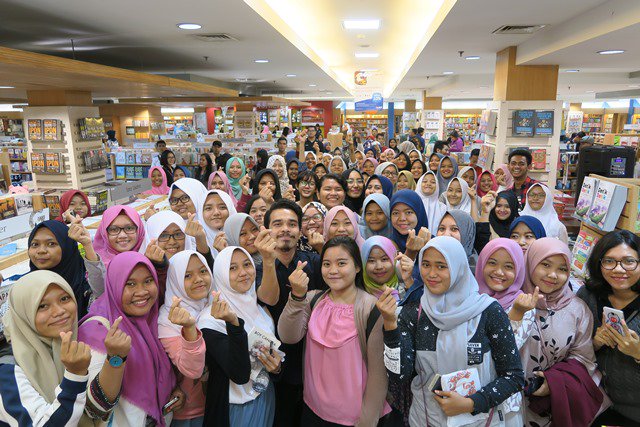 dsuperboy's tweet photo. Terima kasih teman-teman pembaca di Bekasi hari ini, sampai ketemu besok di Bandung. Ngobrolin novel #PadaSenja. https://t.co/6pC7yCNoj5