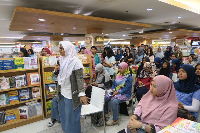 dsuperboy's tweet photo. Terima kasih teman-teman pembaca di Bekasi hari ini, sampai ketemu besok di Bandung. Ngobrolin novel #PadaSenja. https://t.co/6pC7yCNoj5