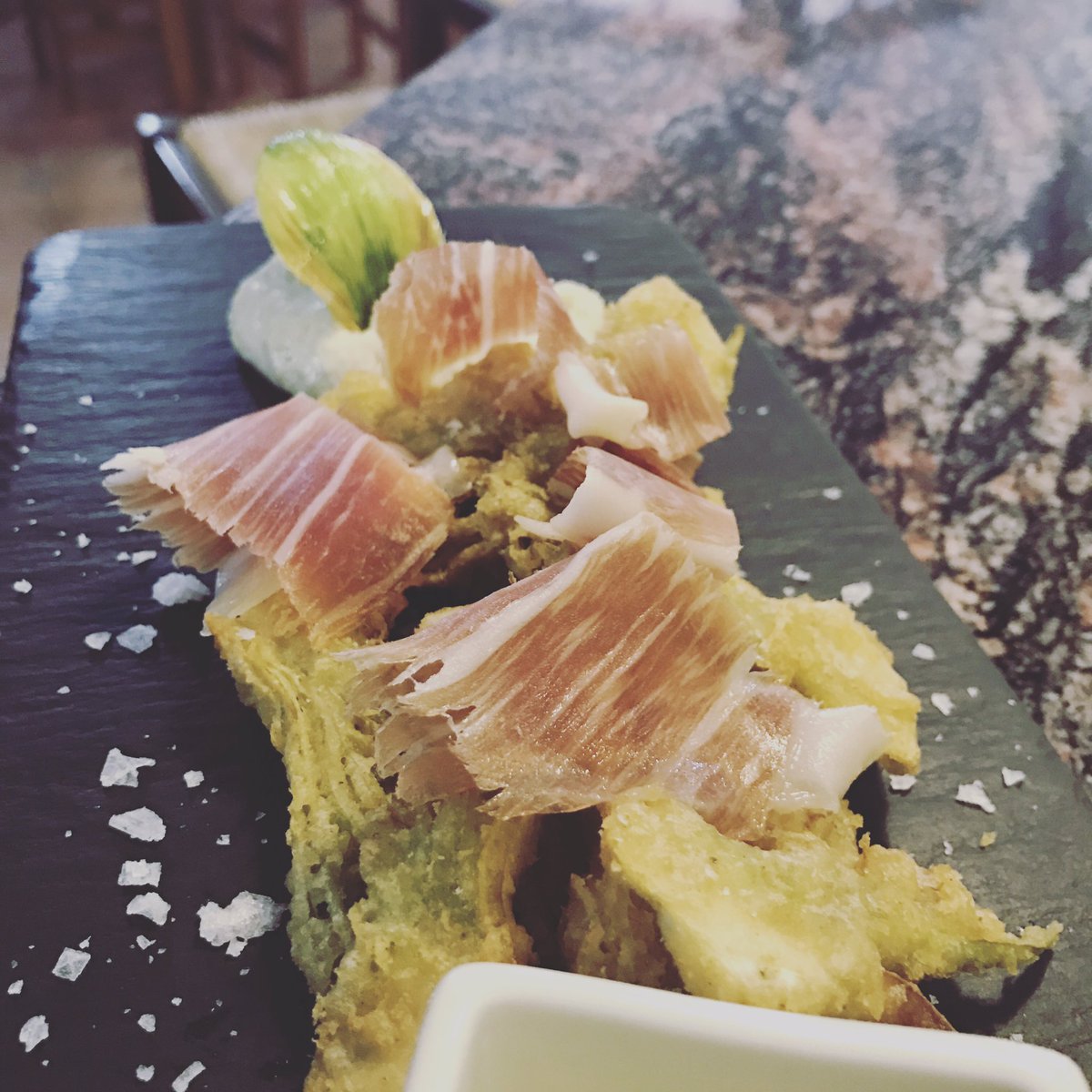 barsavannah's tweet photo. Esta semana..
Alcachofa en tempura con jamón Julián Martin, salsa limón y mahonesa de alcachofa. https://t.co/6HcuW3RitK