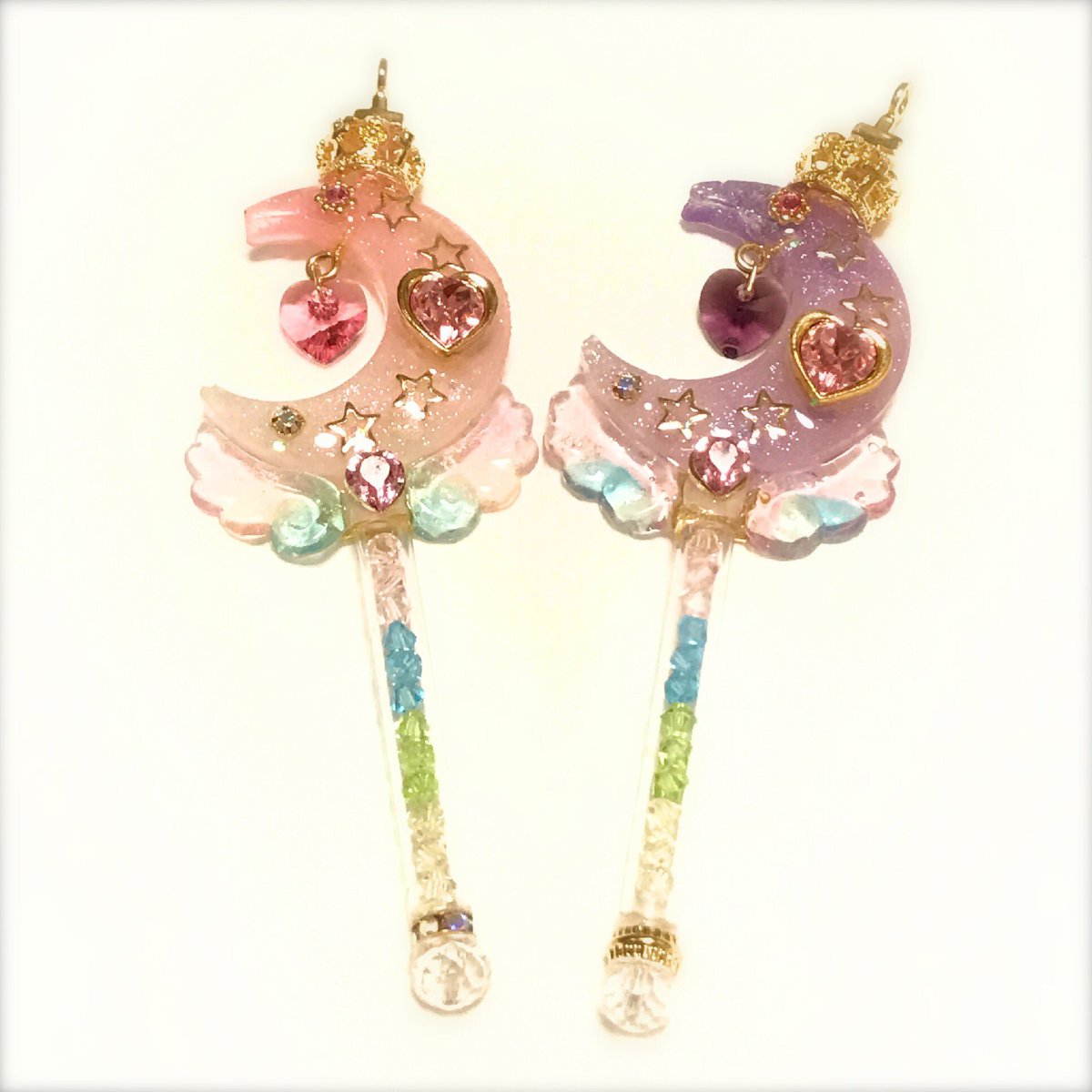 fairytale_stone's tweet photo. ほらね!かわいくならないわけがなかった!
オーダー品(右)を販売用に改良した
Magical Fairy Rod
これさえあればどんな奇跡だっておこせるかもよ…💖
明日撮りなおそう
#ゆめかわいい
#キラキラ
#マジカル
#魔法少女
#魔法系
#HappySource https://t.co/2zxqDTjUIL