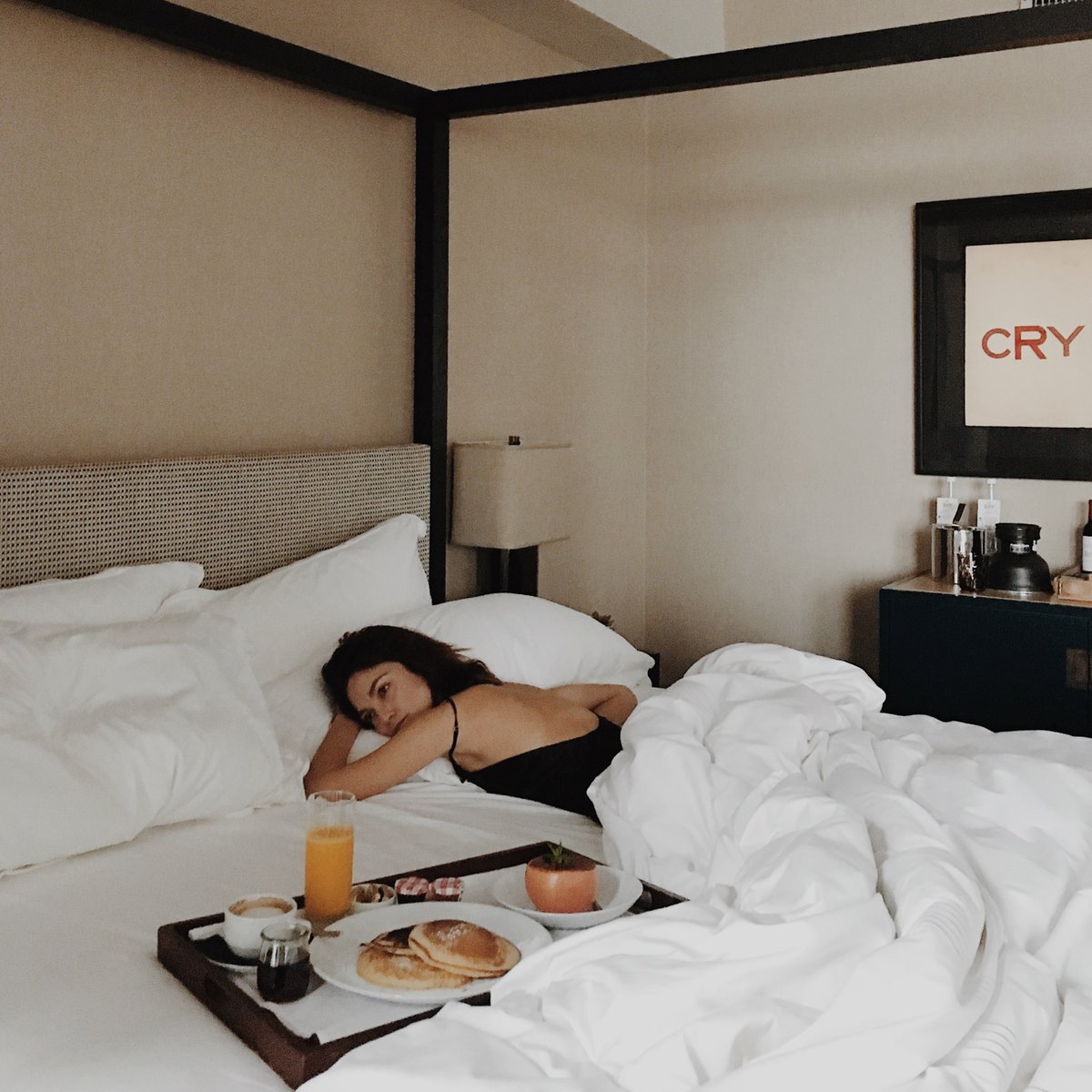 sphrcl's tweet photo. 5 more minutes. #stayinbed #sixtysoho #suitelife https://t.co/v3PuP6ZpCG