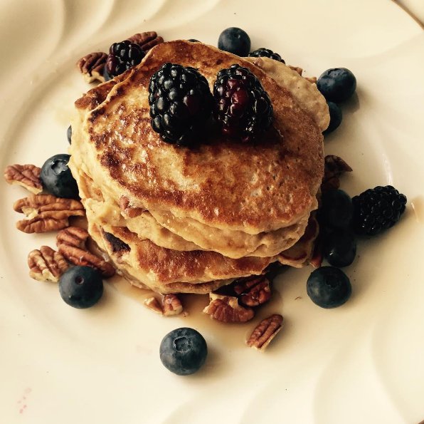 Good morning! 

Vegan pancakes with pecans, black/blue berries and maple syrup.

What do you top your pancakes with? 

#neategg #vegan