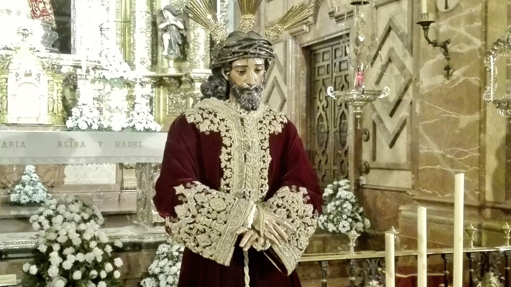 alberto_calero2's tweet photo. Así se encuentra el Besamanos del Señor de la Sentencia de la @Hdad_Macarena en este primer Viernes del mes #TDSCofrade https://t.co/x5iHEFe7DL