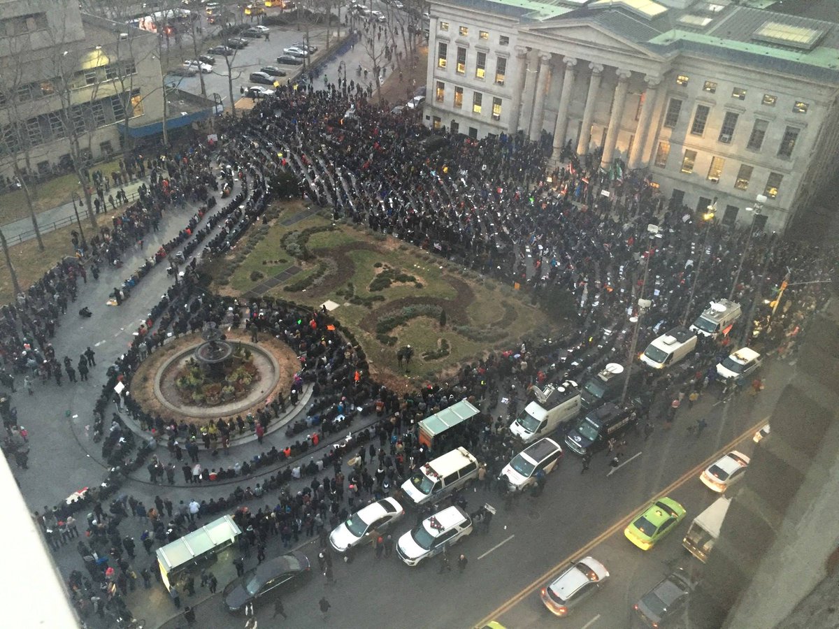A photo of the #BodegaStrike from my SW BK office. Proud of these NYers! #RESIST