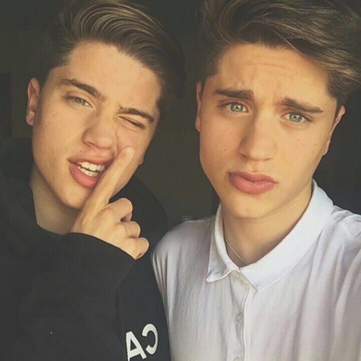 Дилан спроус. Близнецы 15. Рыжие близняшки. Красивые братья близнецы. Джек и финн харрисы близнецы.