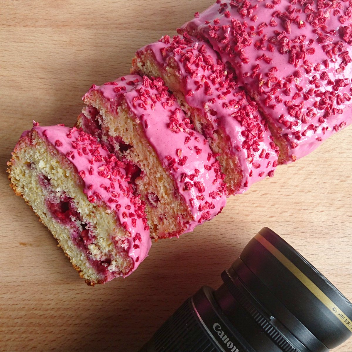 SpamellaB's tweet image. Snapping this beautiful, naturally coloured #glutenfree #norefinedsugar PRETTY PINK RASPBERRY POLENTA LOAF 📷🍇❤