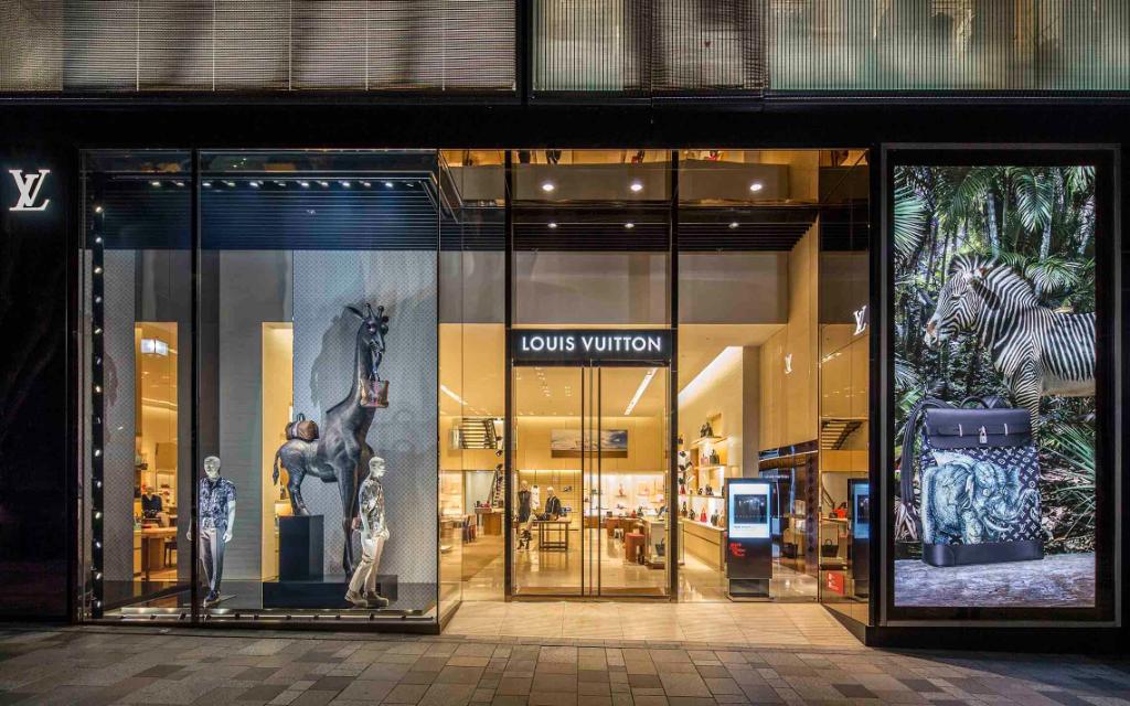 Louis Vuitton Japan En Twitter ルイ ヴィトン 表参道店より 南アフリカのサファリの旅がテーマのウィンドウ ディスプレイ 最新コレクションとともにキリンの幻想的なオブジェが皆様をお出迎えします T Co Smsyvju8ep