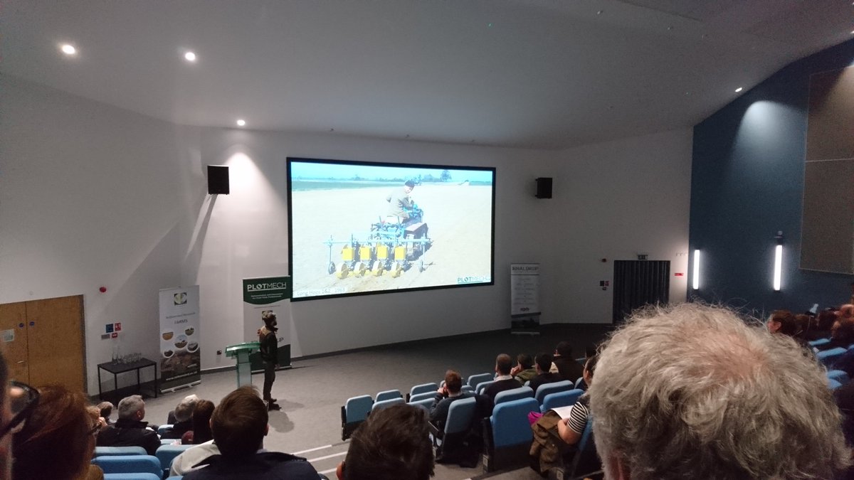 kimfreeman_'s tweet photo. Comparing new and old pics and methods of trials @rothamsted with Chris from @rothamsted_farm_team raised some laughs #plotmech2017 https://t.co/XPzpRw4IRG