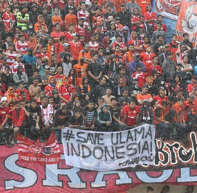 KojekRapBetawi's tweet photo. Kenapa saya Bangga Jadi Supporter Persija ini jawabnya ❤️ keren teman-teman #SaveUlamaIndonesia https://t.co/L1NLU3EL81