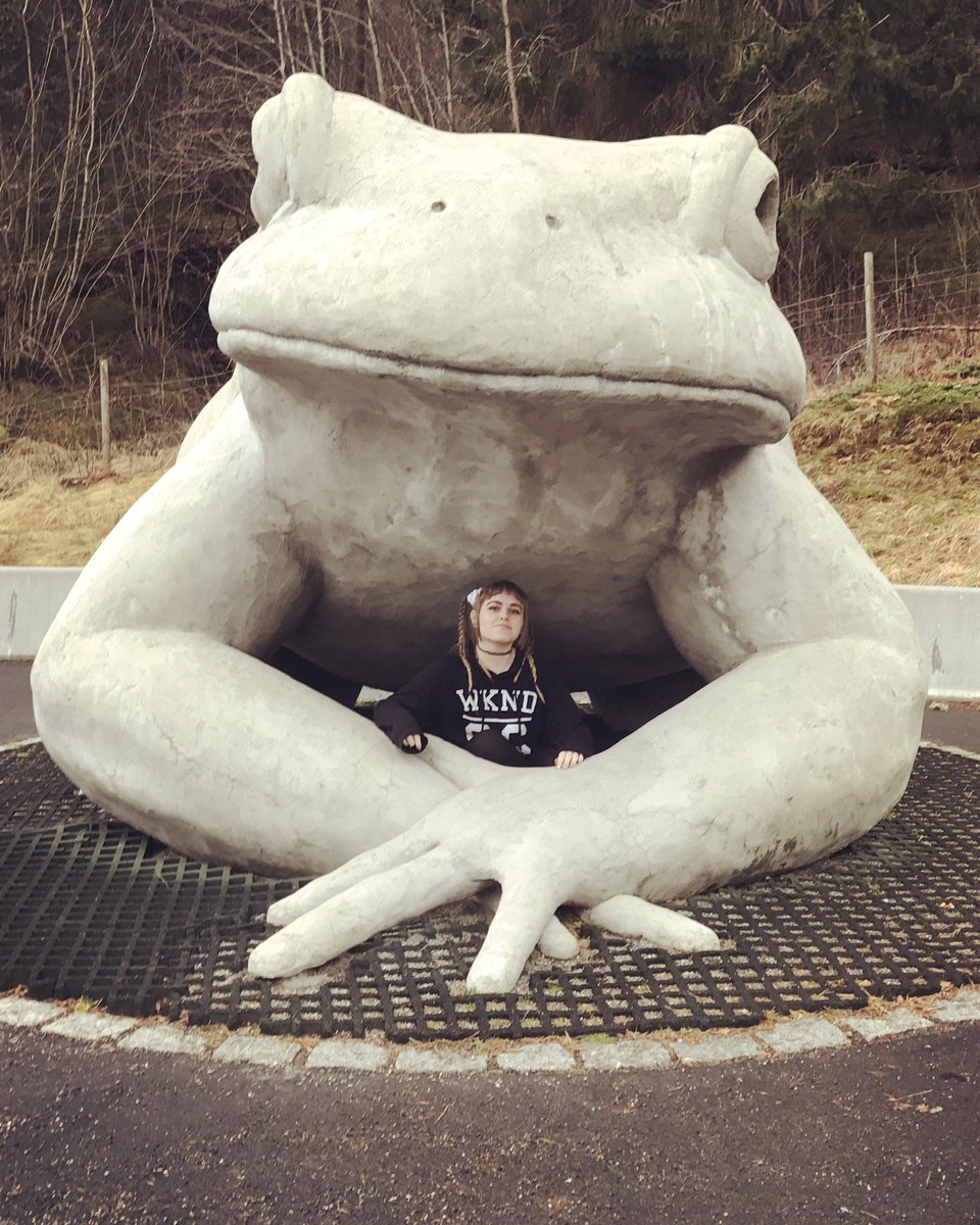 _miss_whimsy's tweet photo. Me and my toad 💁🏼🐸
#me #myself #i #toad #statue #toadstatue #awesome #meandmytoad #gianttoad #roadtrip https://t.co/7XUA9N0AbQ