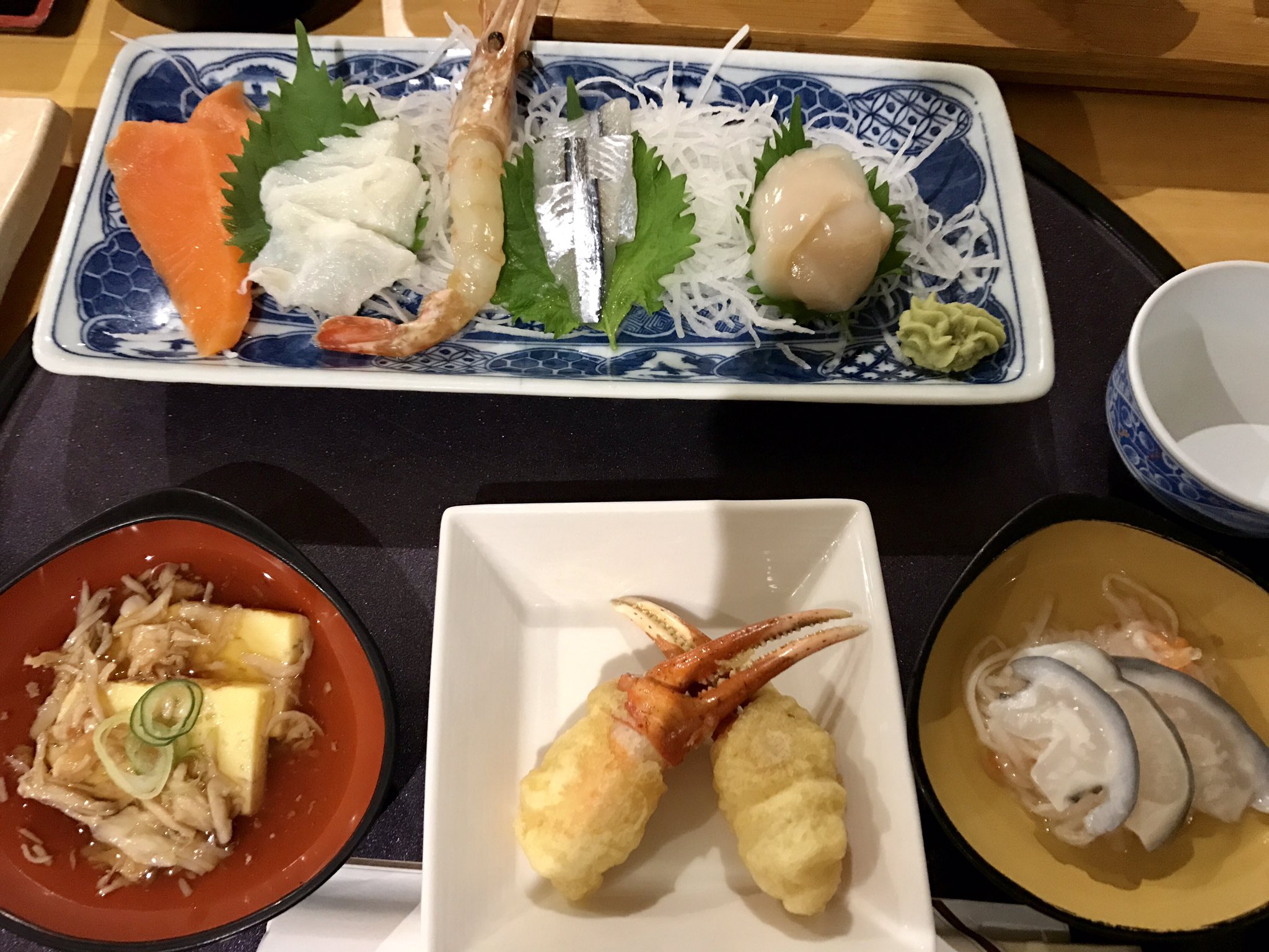ロプロス 蒸し牡蠣に蒸し白貝 刺身5点や氷頭 鮭の鼻の部分 なます 鮭の煮物 ホタテのグラタン カスベの揚げ物などなど 蟹以外もこの充実っぷり ロプロス 蒸し牡蠣に蒸し白貝 刺身5点や氷頭 鮭の鼻の部分 なます 鮭の煮物 ホタテのグラタン カスベの揚げ物などなど 蟹以外もこの充実っぷり
