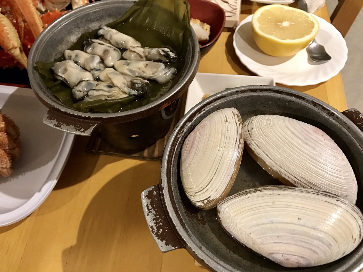 ロプロス 蒸し牡蠣に蒸し白貝 刺身5点や氷頭 鮭の鼻の部分 なます 鮭の煮物 ホタテのグラタン カスベの揚げ物などなど 蟹以外もこの充実っぷり ロプロス 蒸し牡蠣に蒸し白貝 刺身5点や氷頭 鮭の鼻の部分 なます 鮭の煮物 ホタテのグラタン カスベの揚げ物などなど 蟹以外もこの充実っぷり