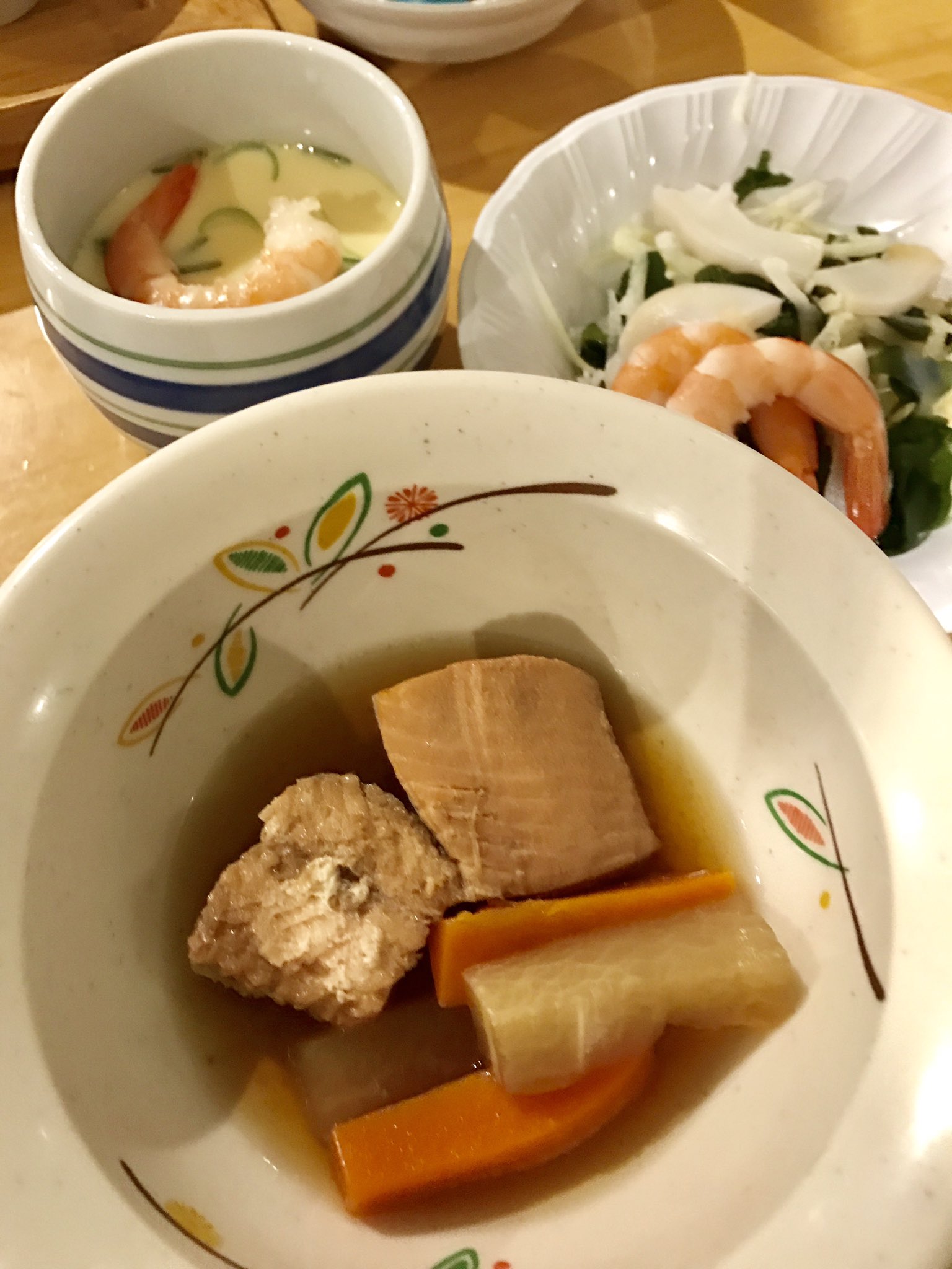 ロプロス 蒸し牡蠣に蒸し白貝 刺身5点や氷頭 鮭の鼻の部分 なます 鮭の煮物 ホタテのグラタン カスベの揚げ物などなど 蟹以外もこの充実っぷり ロプロス 蒸し牡蠣に蒸し白貝 刺身5点や氷頭 鮭の鼻の部分 なます 鮭の煮物 ホタテのグラタン カスベの揚げ物などなど 蟹以外もこの充実っぷり
