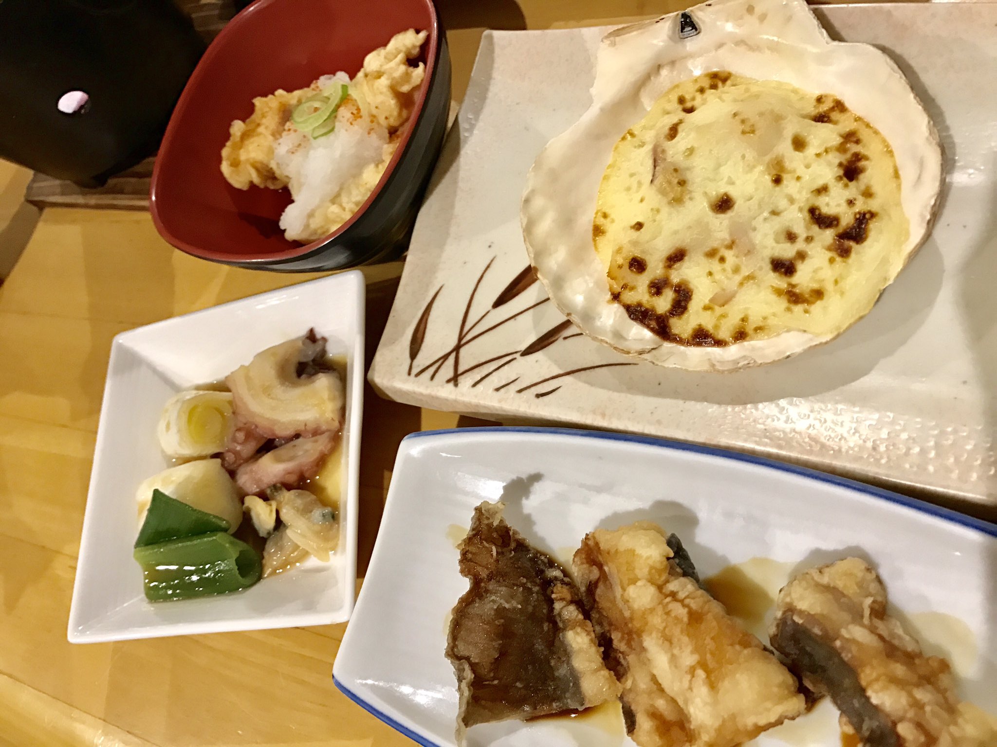 ロプロス 蒸し牡蠣に蒸し白貝 刺身5点や氷頭 鮭の鼻の部分 なます 鮭の煮物 ホタテのグラタン カスベの揚げ物などなど 蟹以外もこの充実っぷり ロプロス 蒸し牡蠣に蒸し白貝 刺身5点や氷頭 鮭の鼻の部分 なます 鮭の煮物 ホタテのグラタン カスベの揚げ物などなど 蟹以外もこの充実っぷり