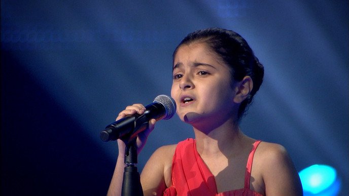 ZappEchtGebeurd's tweet photo. #echtgebeurd Tijdens haar  Voice-auditie vertolkte Merna (11) het oorlogsleed van vluchtelingenkinderen. Vanavond 19.25 uur @npozapp https://t.co/Y04akRNKnO