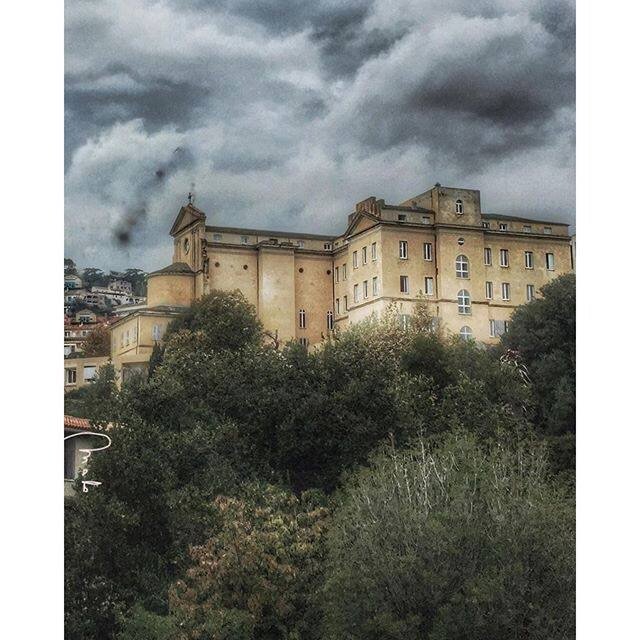 rosellini_ge's tweet photo. Poudlard ? Mais non ! Jeanne d'Arc ! #lyceejeannedarc #bastia https://t.co/sr1Q2g2JTS