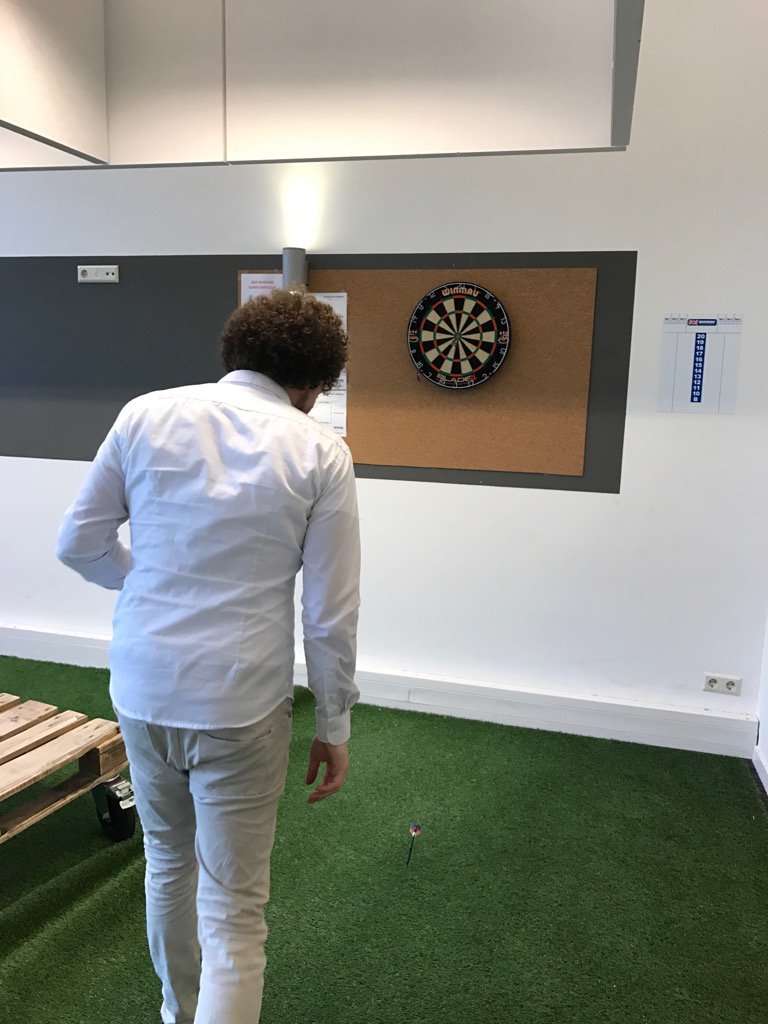 MikeJones196's tweet photo. Lunch time darts 2 @MikeJones196 0 @ThijsGrond .....champion. 😂 https://t.co/UVNc9vIiqd