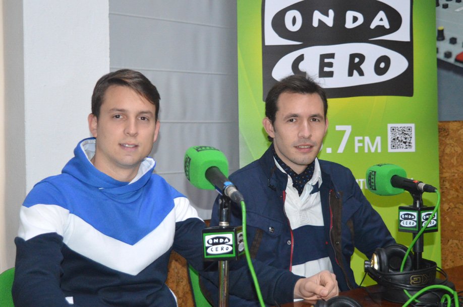 La <a href="/ComparsaPG/">Comparsa PuenteGenil</a> presenta en #PuenteGenil su nuevo repertorio este fin de semana. Entrevistamos a dos de sus miembros. ondaceropuentegenil.es/en-la-onda/ite…