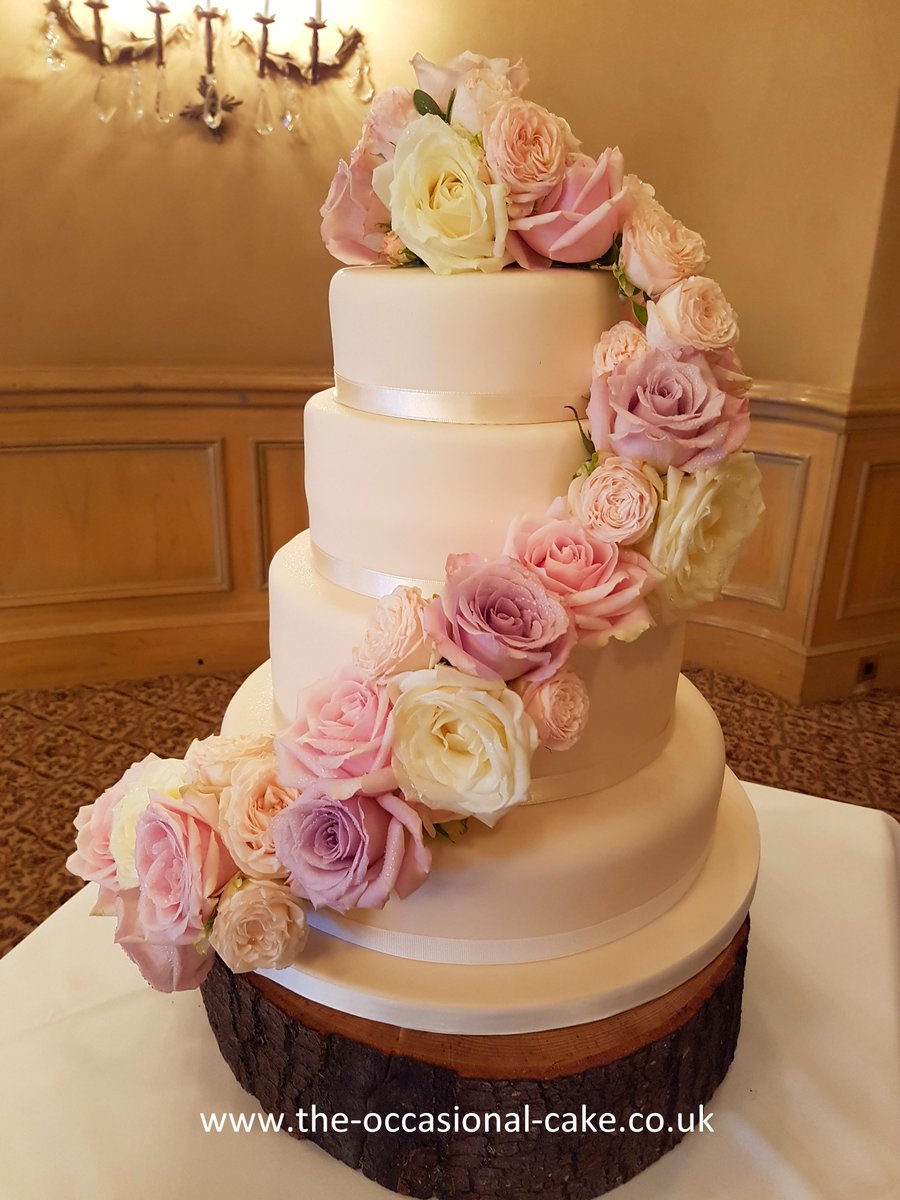 CakeLesley's tweet photo. #FBF one of my #weddingcake favourites from 2016 @OldCourseHotel #summer #wedding 👄 https://t.co/erLBzVmqNx