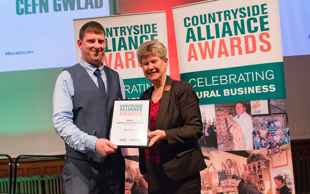 Jane Hut presenting Bryn with a certificate for a "Highly Commended Butcher Shop" at the Countryside Alliance Awards <a href="/CAAwards/">Coscu Army Awards 🏅</a> #RuralOscars
