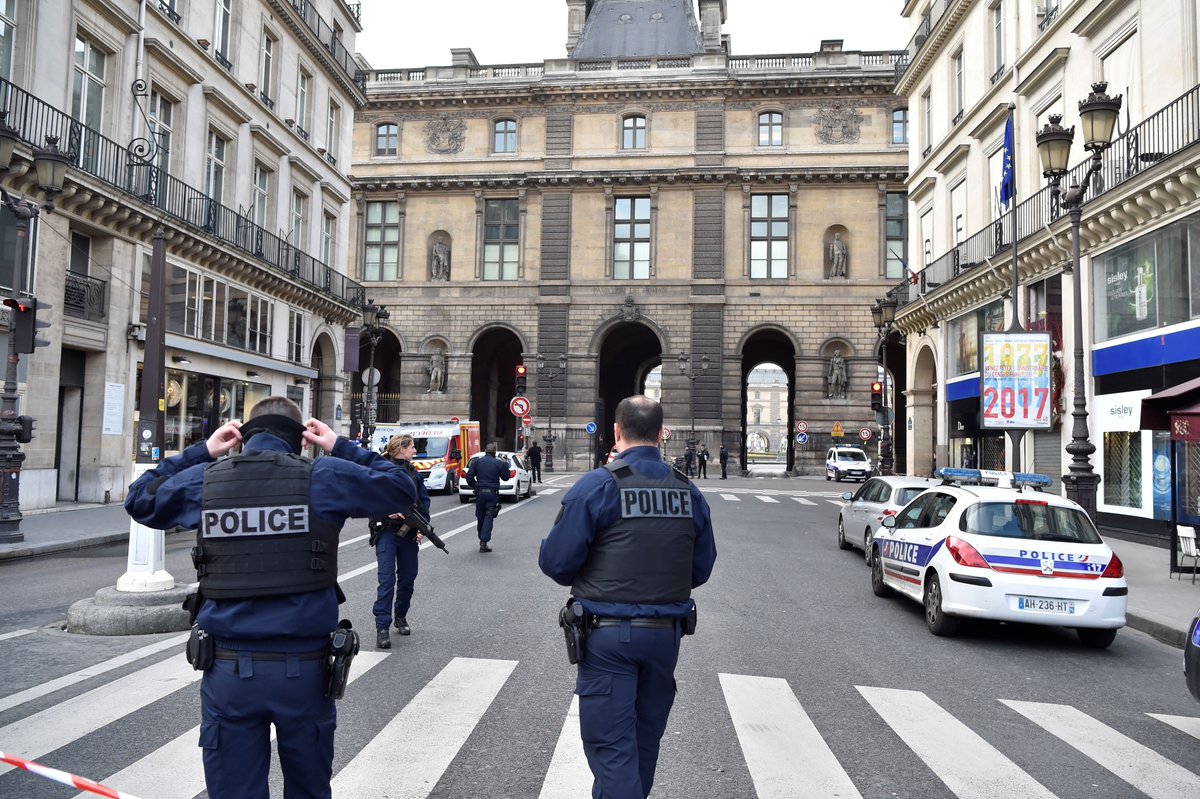 NTN24's tweet photo. Autoridades francesas denuncian ataque terrorista luego que un hombre agrediera con un machete a militares en París https://t.co/8DQmtPWB4x https://t.co/sWTF6v2O2C