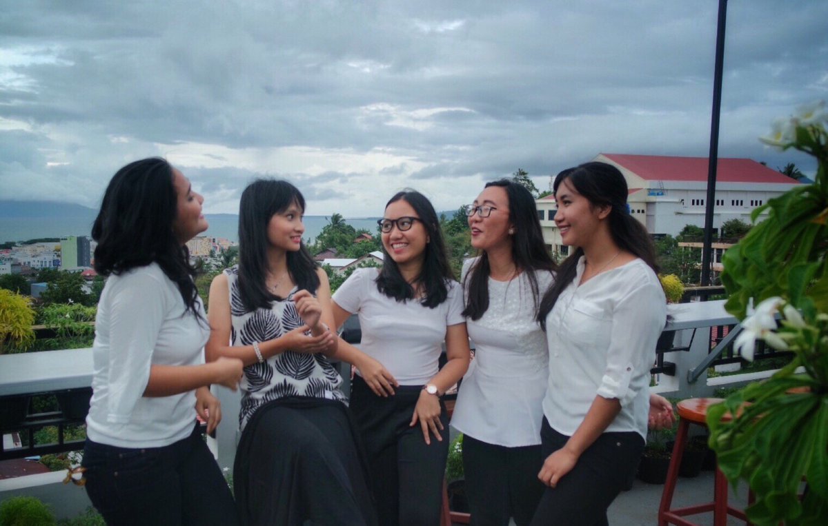dwiestmop's tweet photo. 8 years of friendship and still counting 💕 #friends #friendship #highschoolneverends https://t.co/wllYK1uuZK https://t.co/Mvdst7F5uO