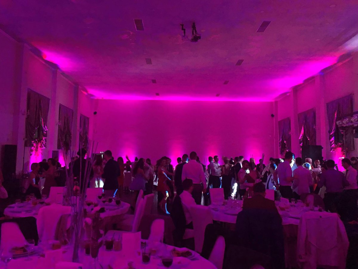 Pentru o nunta reusita este foarte importanta atmosfera.Noi iți putem ușura munca cu ajutorul efectelor de lumini.