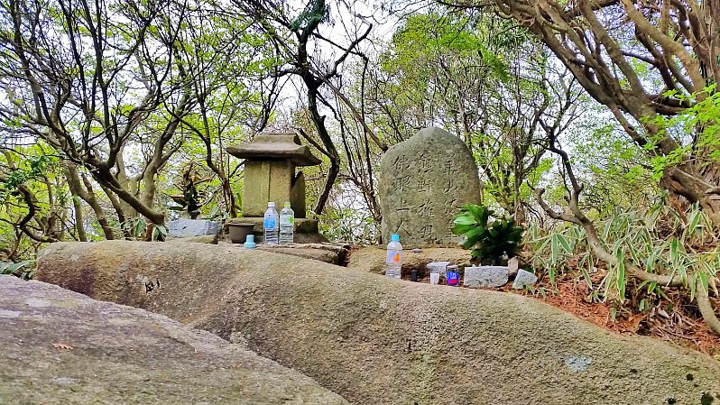 kenbunblog's tweet photo. 兵庫県神戸市の六甲山にある仰臥岩（ぎょうがいわ）です。六甲山に点在する巨岩の一つとして知られ、平たい岩を積んだような形状となっています。 https://t.co/BAbnwtOWdD https://t.co/qNX6nvAWNr
