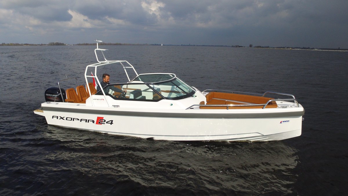 AxoparNL's tweet photo. De Axopar 24 mag natuurlijk ook niet ontbreken @BelgianBoatShow hal 8 standnummer 445 https://t.co/y3ulJiibly