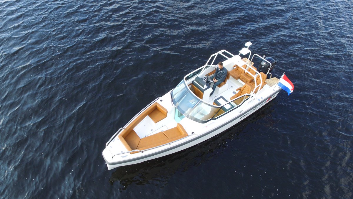 AxoparNL's tweet photo. De Axopar 24 mag natuurlijk ook niet ontbreken @BelgianBoatShow hal 8 standnummer 445 https://t.co/y3ulJiibly