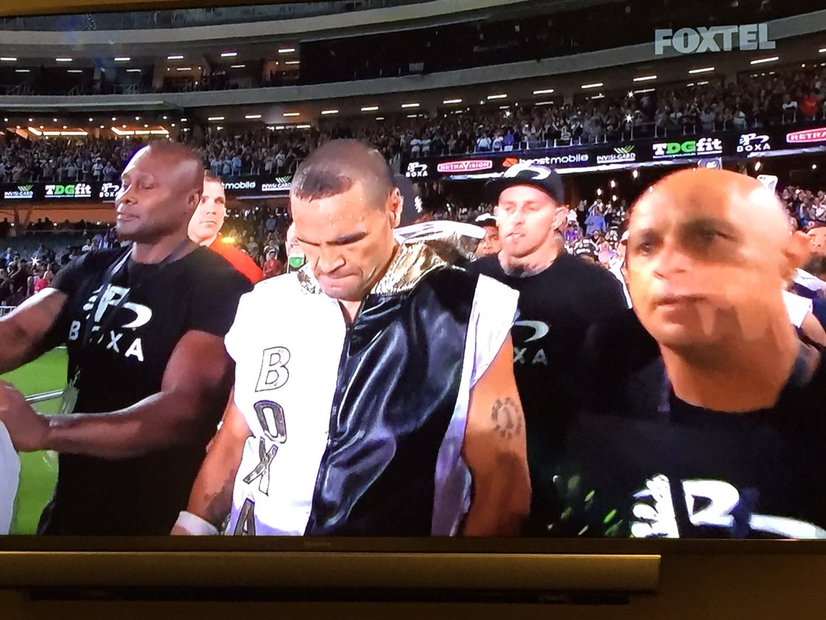 joelfeebz's tweet photo. MUNDINE WON THAT FIGHT!!! #MundineGreen2 >> #HairCutGoalz https://t.co/jn5d4A30rs