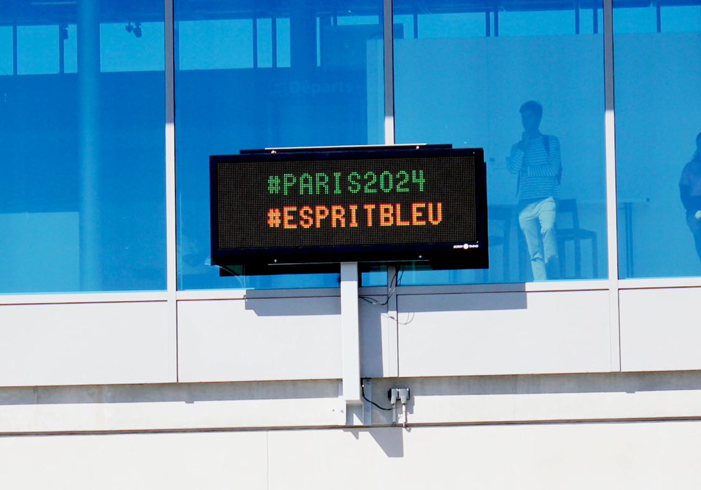 slndcst's tweet photo. #FlashbackFriday : le retour des athlètes de #Rio2016! On soutient #Paris2024! #SharingDay https://t.co/6OWimyITJK