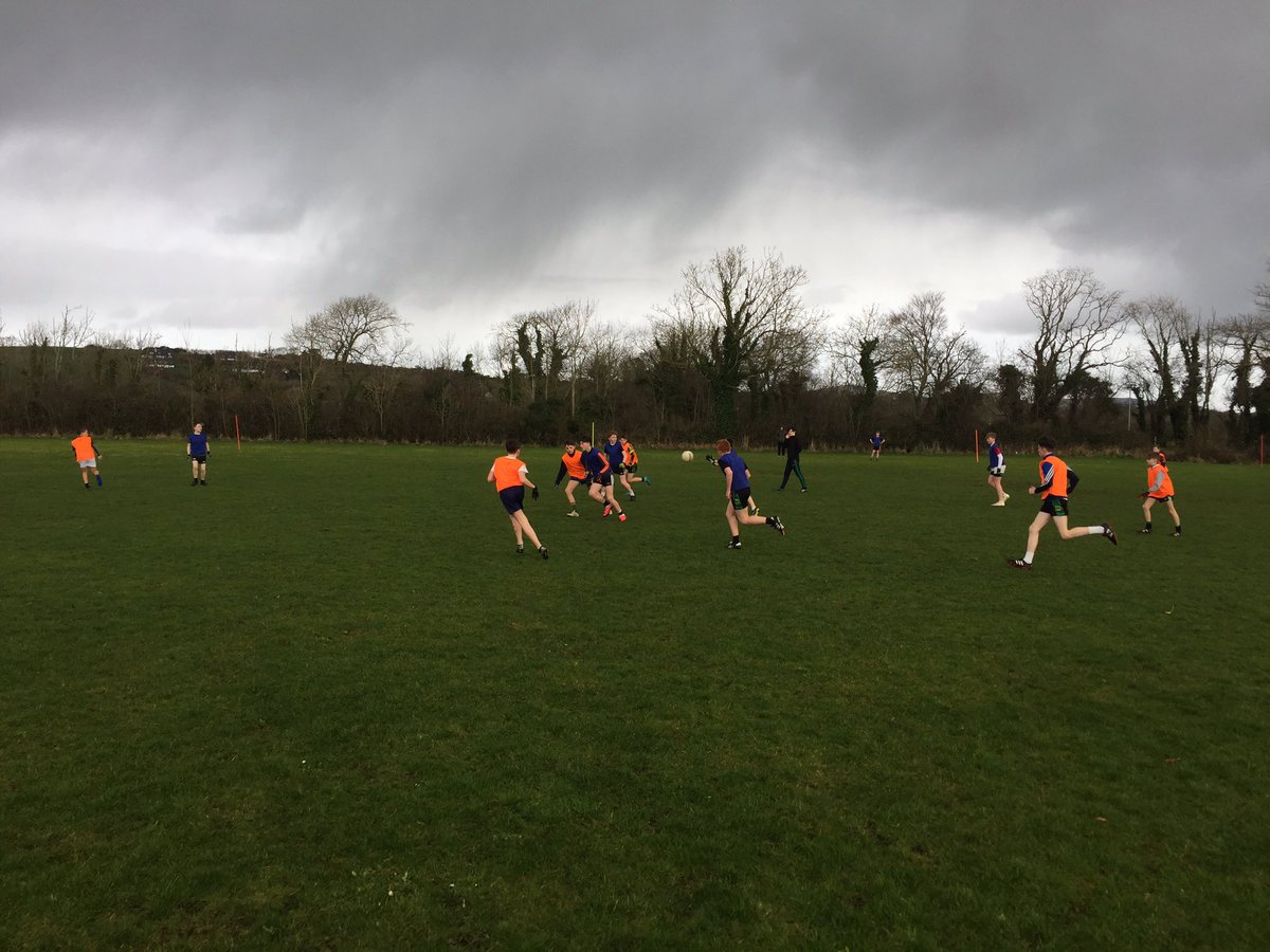 SeanTheBawn's tweet photo. Internal school leagues in full flow @GAAMounthawk @Gaa_coaching @SheaAidan 🏐 https://t.co/ubiXo0My0j