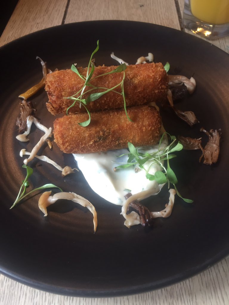Gregblackchef's tweet photo. Lunch @ the six bells @6bellsthame @FullersKitchen @Duncanw76 https://t.co/5Ntc9iMfWa