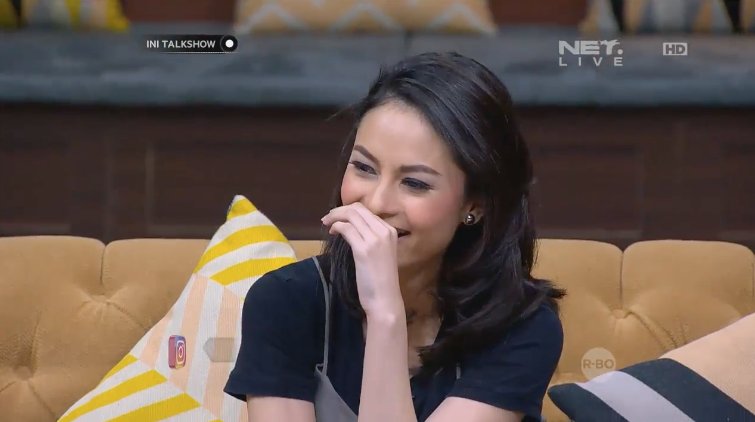 Senyum malu-malu kucing Clara Bernadeth yang bikin para kaum adam gemes ;) <a href="/Ini_Talkshow/">Ini_Talkshow</a> ;) #IniTalkshow