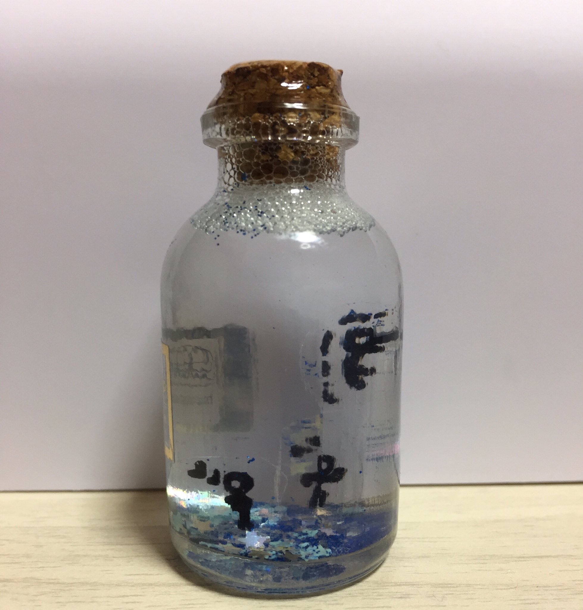 らむね ﾊﾝﾄﾞﾒｲﾄﾞ奮闘記 そして縦３センチくらいのコルク瓶があったのでスノードームを作ろうと挑戦 中の棒人間は 百均で買った商品の袋 Opp を切って描いたものをレジンでぺしゃっとコーティング T Co Stmzofq1e5 Twitter