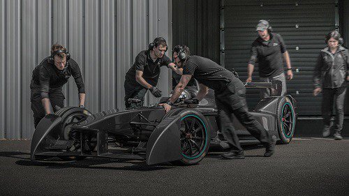 Torcedorescom's tweet photo. Felipe Massa testa carro da Fórmula E https://t.co/Vkmp7jcXB0 https://t.co/B40TevD9E4