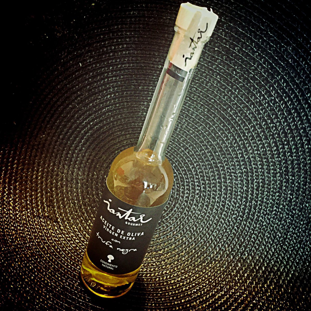 HitCooking's tweet photo. Desde Iantar Gourmet hemos recibido un regalo digno de los mejores dioses. Un detallazo artesanal realizado a base de trufa @iantargourmet https://t.co/Aaf8WXKuBd