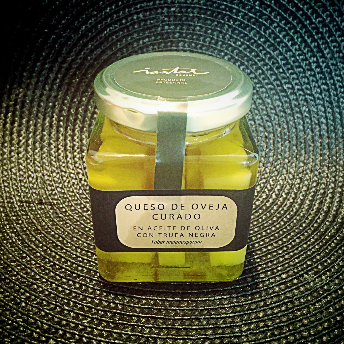 HitCooking's tweet photo. Desde Iantar Gourmet hemos recibido un regalo digno de los mejores dioses. Un detallazo artesanal realizado a base de trufa @iantargourmet https://t.co/Aaf8WXKuBd