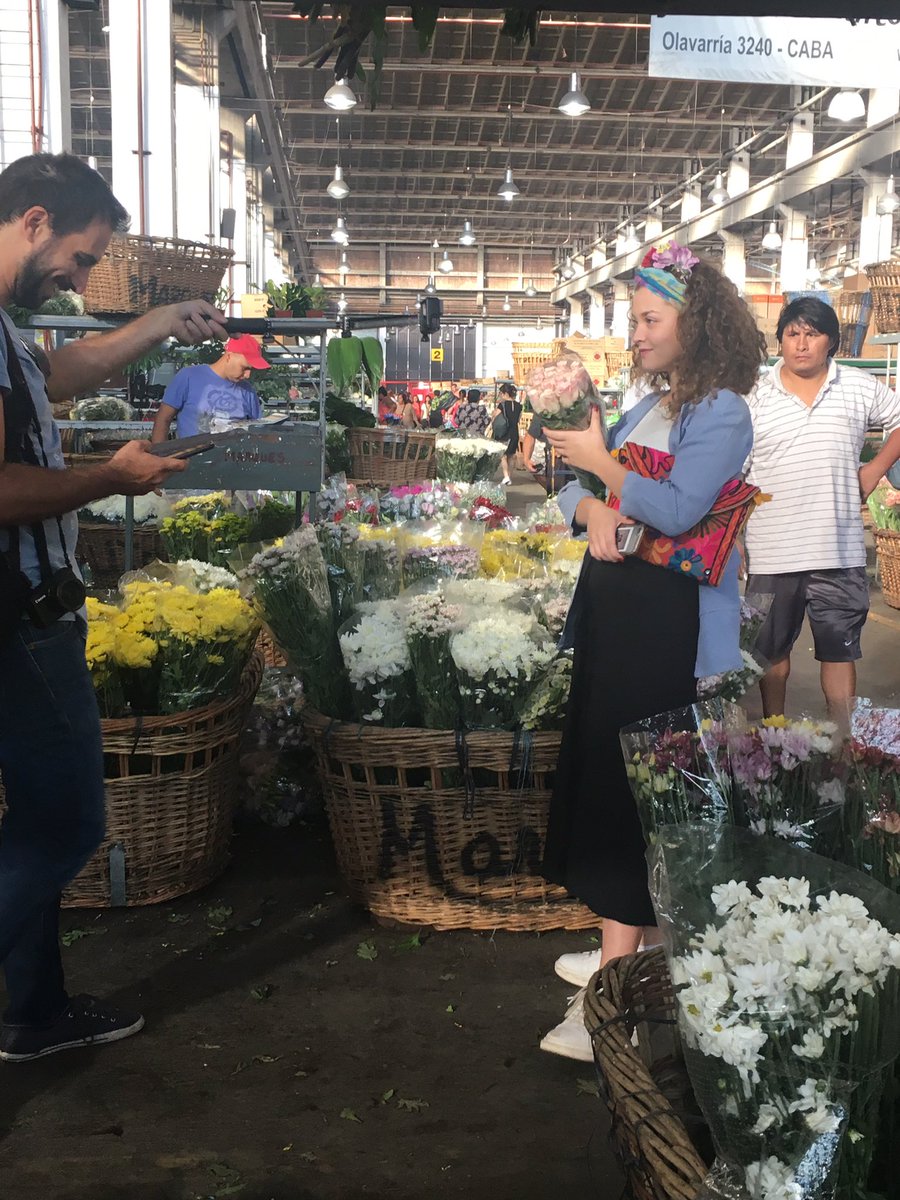marourivero's tweet photo. Aqui y ahora siendo parte de un hermoso proyecto inspirado en la 🎥#labellaylabestia 🌹 #muylomas  #artesanosdelarosa @MinervaCasero #Barracas https://t.co/YZU04IE41F