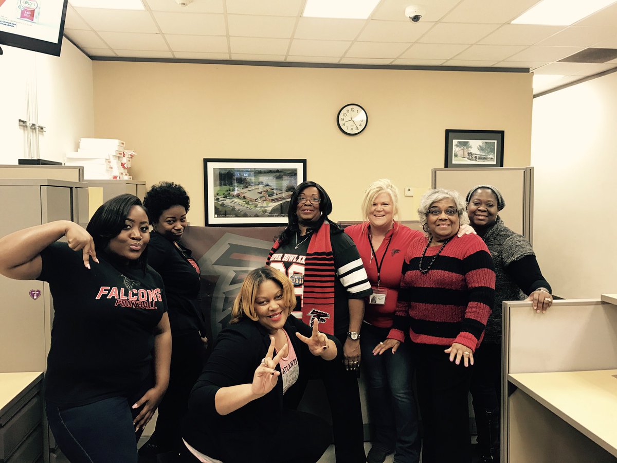 edtech_lynn's tweet photo. #APSRiseUp17 @apsupdate @ATLsuper Facilities/East Region Office is #FalconReady for #FalconFriday @APSInstructTech @ahrosser #โคourdirtybirds https://t.co/3oTVk82Sap