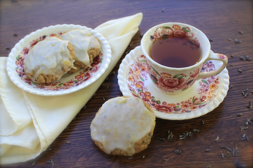 Coconut Lavender Cookies With Lemon Drizzle ow.ly/ZeWAl by <a href="/WellWeeks/">Stephanie Weeks</a>  YUM! #vegetarian #foodmatters 🍪🍋